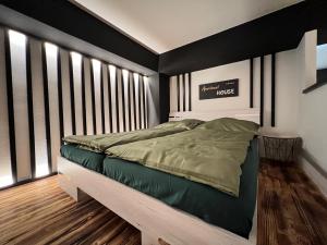 um quarto com uma cama grande num quarto com janelas em Apartment House Nová Dubnica em Nová Dubnica