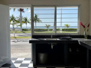 - une cuisine avec évier et vue sur l'océan dans l'établissement CASA OCASO - Your home away from home, à Campeche