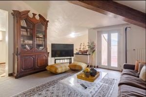 - un salon avec un canapé et une télévision dans l'établissement Villa con Piscina privata - Vista panoramica - 7 ROOMS - 20 GUEST, à Vaiano