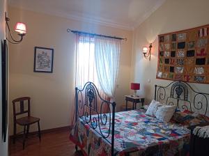 1 dormitorio con cama y ventana en Carapacho Rooms en Nossa Senhora do Luz