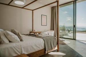 Un dormitorio con una cama con vista al mar. en Saphira Villa, en Katávolos 86 fotos más