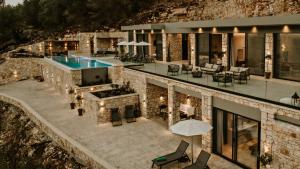 una vista aérea de una casa con piscina en Saphira Villa, en Katávolos