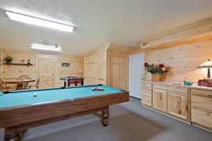 Φωτογραφία από το άλμπουμ του Henrys Hawk by KABINO Henrys Lake Hot Tub FirePit Pool Table Mtn & Water Views WiFi Satellite Fishing Trails σε Island Park
