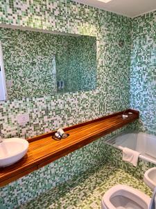 La salle de bains est pourvue d'un lavabo, d'une baignoire et de toilettes. dans l'établissement Alma María, à Federación