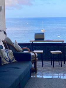 - un salon avec vue sur l'océan dans l'établissement Direkt am Strand - Playa Patalavaca - Doñana, à Patalavaca