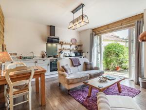 uma sala de estar com um sofá e uma mesa em Horseshoes House em Watton