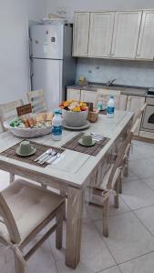 una cocina con una mesa con tazones de comida. en B&B Serenità, en Telese Terme
