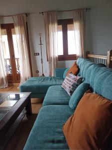 sala de estar con sofá azul y mesa en Alto el Monte 2 - AR1414, 