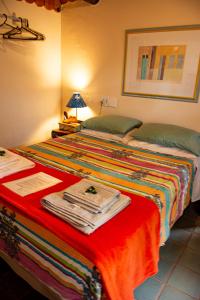 1 dormitorio con 2 camas y manta roja en Aconchego Itaipava, en Petrópolis