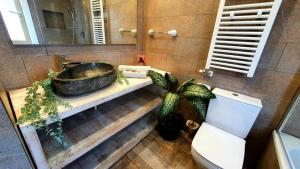 Koupelna v ubytování Cheerful Townhouse Center Sitges 5 bedrooms Pool and Terrace
