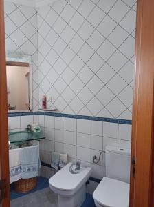 uma casa de banho com um WC e um lavatório em Carapacho Rooms em Luz