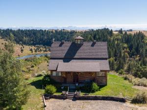 una vista aérea de una cabaña de madera en una colina en Lindas Perch by KABINO On Bank of Henrys Fork Mtn Views Fishing 6 acres Snake River WIFI, en Ashton