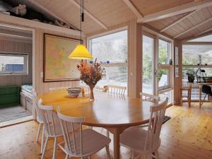 comedor con mesa de madera y sillas en Holiday home Tisvildeleje IV en Tisvildeleje