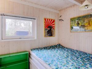 Habitación pequeña con cama y ventana en Holiday home Tisvildeleje IV en Tisvildeleje