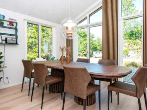 a dining room with a wooden table and chairs at Two-Bedroom Holiday home in Rømø 17 in Rømø Kirkeby