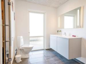 Bilik mandi di 8 person holiday home in Tarm +31 gambar