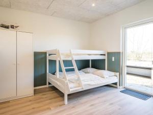 Katil atau katil-katil dalam bilik di 8 person holiday home in Tarm