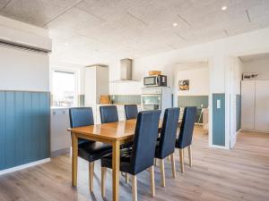 Dapur atau dapur kecil di 8 person holiday home in Tarm