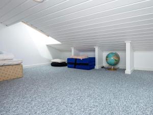 Pokój na poddaszu z łóżkiem i globem w obiekcie 7 person holiday home in B rkop w mieście Børkop