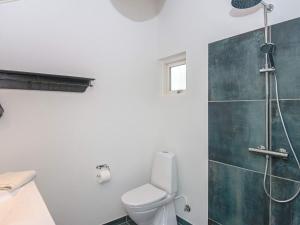 uma casa de banho com um WC e um chuveiro em 7 person holiday home in B rkop em Børkop