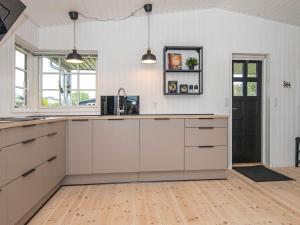 مطبخ أو مطبخ صغير في 4 person holiday home in Juelsminde