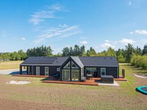 une maison avec un toit solaire sur un champ dans l'établissement Holiday home Ansager XXXVIII, à Ansager