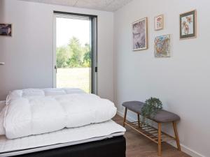 - une chambre avec un lit blanc, une table et une fenêtre dans l'établissement Holiday home Ansager XXXVIII, à Ansager