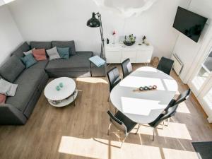 sala de estar con sofá y mesa en Apartment Vestervig III, en Vestervig