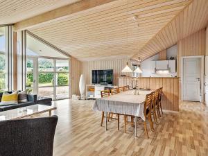 een keuken en eetkamer met een tafel en stoelen bij Holiday home Ansager XXII in Ansager