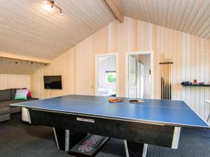 una mesa de ping pong en el medio de una habitación en Holiday home Ansager XXII en Ansager
