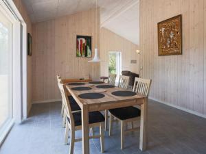 comedor con mesa de madera y sillas en 6 person holiday home in Eskebjerg en Eskebjerg