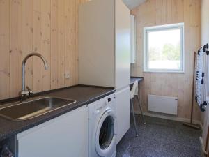 cocina con fregadero y lavadora en 6 person holiday home in Eskebjerg, en Eskebjerg