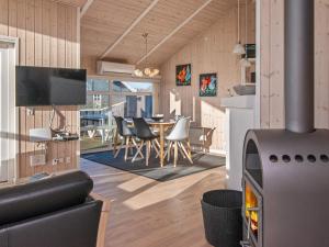 - un salon avec un poêle à bois dans une maison dans l'établissement 6 person holiday home in Tarm, à Tarm