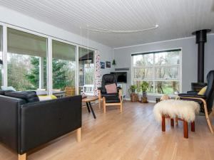ein Wohnzimmer mit einem Sofa und einem Tisch mit einem Stuhl in der Unterkunft 6 person holiday home in Knebel in Knebel