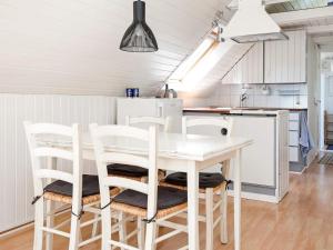 エーベルトフトにあるHoliday home Ebeltoft XXVのキッチン(白いテーブル、椅子付)