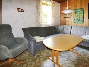 Helberskovにある6 person holiday home in Hadsundのリビングルーム(ソファ、テーブル付)