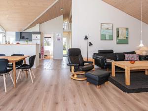 sala de estar con sofá, sillas y mesa en Holiday home Nordborg XVIII, en Nordborg