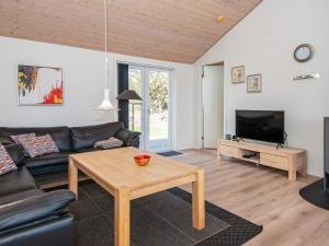 sala de estar con sofá y mesa en Holiday home Nordborg XVIII, en Nordborg