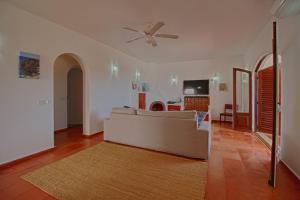 - un salon avec un canapé et un ventilateur de plafond dans l'établissement Apartamento Olhos D'Água VistaBella, à Olhos de Água