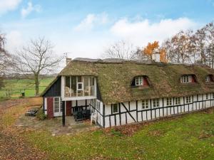 una casa antigua con techo de hierba en 15 person holiday home in Hundslund, en Hundslund