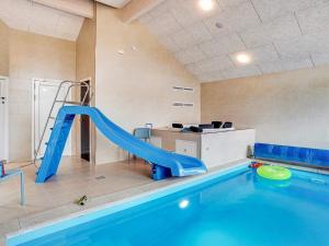 einen Innenpool mit Rutsche und Pool in der Unterkunft 14 person holiday home in Vejby in Vejby