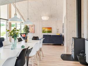 ein Wohnzimmer mit einem Tisch und einem Kamin in der Unterkunft 14 person holiday home in Vejby in Vejby