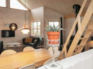 Hasmarkにある10 person holiday home in Otterupのグラスワイン(植物をテーブルに置いて)