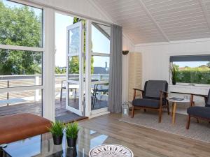 ein Wohnzimmer mit Blick auf ein Boot in der Unterkunft 6 person holiday home in Str by in Strøby