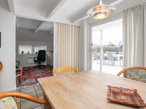 een eetkamer met een tafel en uitzicht op een woonkamer bij Holiday home Otterup XXII in Otterup