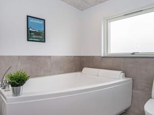 Koupelna v ubytování 10 person holiday home in N rre Nebel