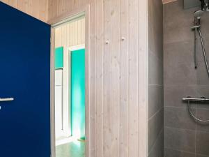 Vester VidstrupにあるHoliday Home Revlingrenden IIの青い壁のバスルーム(シャワー付)
