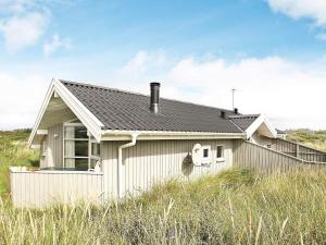 Vester VidstrupにあるHoliday Home Revlingrenden IIの高い草原の小さな白家