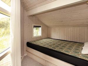 Vester VidstrupにあるHoliday Home Revlingrenden IIの木造キャビン内のベッド1台