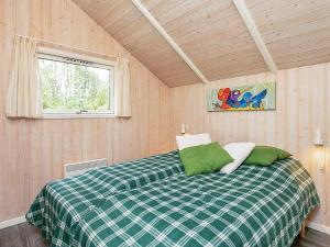 1 dormitorio con 1 cama en una habitación con ventana en Three-Bedroom Holiday home in Hals 1, en Hals